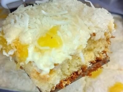 Bolo de Abacaxi Gelado com Coco: Uma Sobremesa Refrescante e Deliciosa