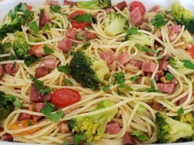 Espaguete com Brócolis, Bacon e Calabresa: Sabor e Nutrição em um único prato