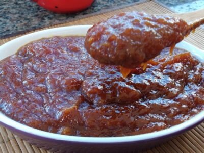 Se você tem bananas maduras em casa e quer transformá-las em uma delícia cremosa, esta receita de doce de banana é perfeita
