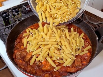 Você já cozinhou macarrão assim? Cru direto no molho fica mais que perfeito
