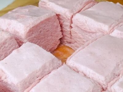 Faça Marshmallow caseiro com suco de groselha e gelatina, só isso e uma batedeira