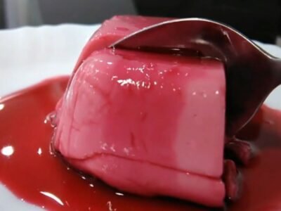 Pudim de groselha: 3 colheres (sopa) cheias de maisena, 1/2 copo de groselha, 1 caixa de creme de leite e 1/3 xícara de água
