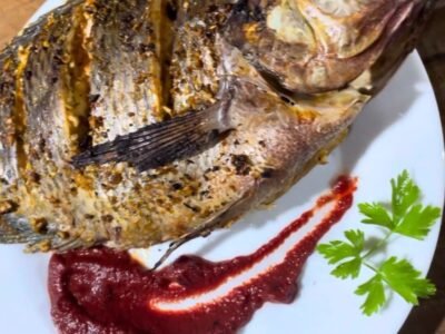 Delicioso Peixe Assado no Forno com Purê de Beterraba: Uma Refeição Elegante e Saborosa