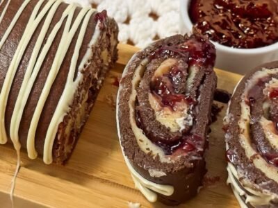 SOBREMESA ROCAMBOLE DE NINHO: DELÍCIA CREMOSA COM CHOCOLATE E MORANGO