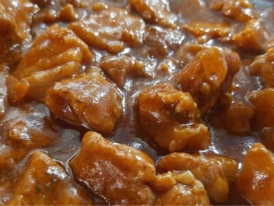 Almoço econômico com carne de porco ao molho