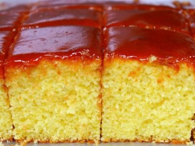 Bolo de fubá da massa bem macia com calda de goiabada