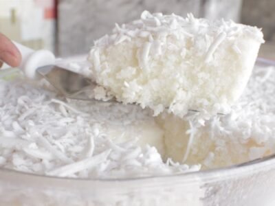 Cuscuz de tapioca cremoso na travessa com passo a passo simples