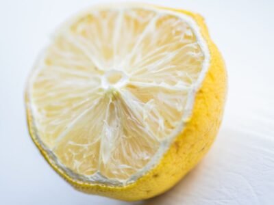 10 utilidades para aquela metade de limão que vai ressecar na porta da geladeira