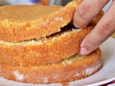 Massa de bolo profissional fofo na medida para cortar em camadas e rechear