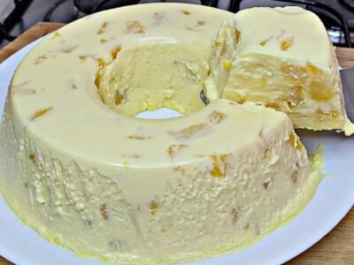 Misture creme de leite com abacaxi e tenha esse resultado de um pudim super cremoso com pedaços da fruta