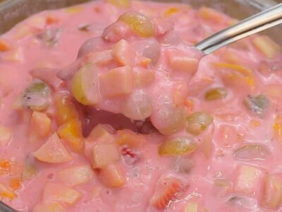 Salada de Frutas Cremosa com Gelatina de Morango
