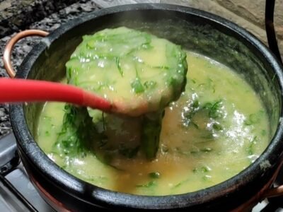 Quem foi criado comendo sopa de fubá com couve sabe a riqueza desse prato