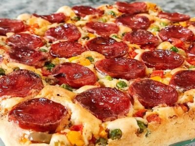Torta salgada que sustenta e é versátil, ajuste os ingredientes da cobertura com o que tem em casa