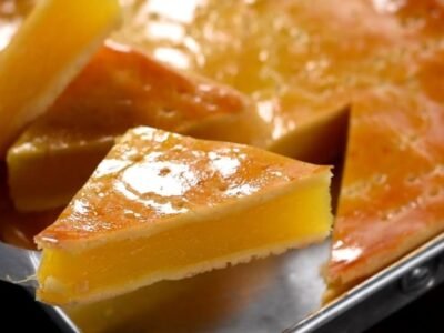 Essa torta de pudim de abacaxi não respeita os limites de uma sobremesa perfeita