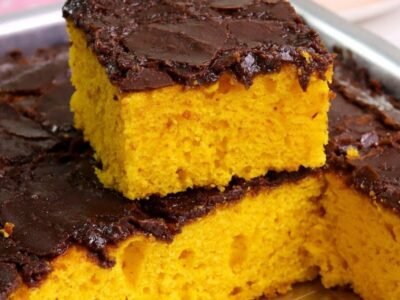 Bolo de Cenoura com Casquinha Crocante de Chocolate: O Doce que Combina Texturas e Sabores Irresistíveis