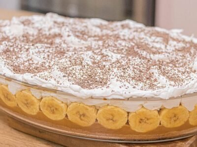 Prepare uma deliciosa Torta Banoffee de Travessa com esta receita fácil uma combinação perfeita de banana, doce de leite e chantilly