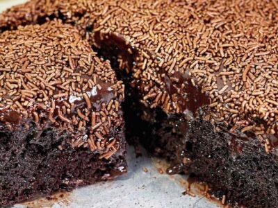 Faça um Bolo de Chocolate Tamanho Família com calda cremosa e cobertura de brigadeiro que vai deixar todos pedindo mais