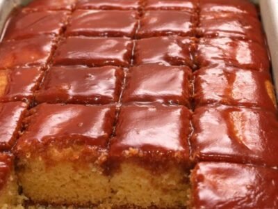 BOLO DE FUBÁ COM COBERTURA DE GOIABADA: O Sabor Tradicional com um Toque Especial