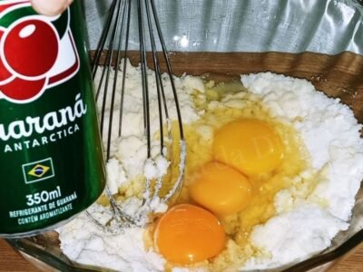 Bolo de guaraná fica fofinho e é uma excelente forma de trazer um sabor único e refrescante para um clássico da confeitaria