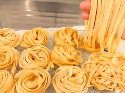MACARRÃO CASEIRO ARTESANAL MASSA FRESCA SEM CILINDRO UMA VEZ QUE VOCÊ TENTAR É DIFÍCIL VOLTAR AO MACARRÃO INDUSTRIAL
