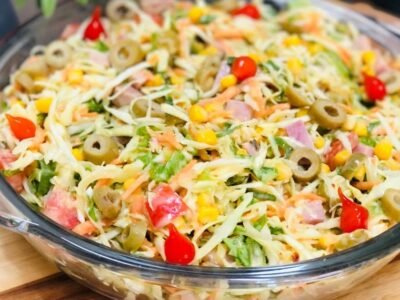 Salada mista com molho especial traz uma combinação inusitada de sabores e texturas deliciosos