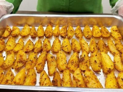 Batata rústica no forno com tempero especial tem equilíbrio perfeito entre o exterior crocante e o interior macio