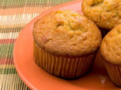 Desfrute de Muffins de Banana e Aveia sem glúten e lactose, ideais para um lanche saudável ou café da manhã, cheios de sabor e nutrientes