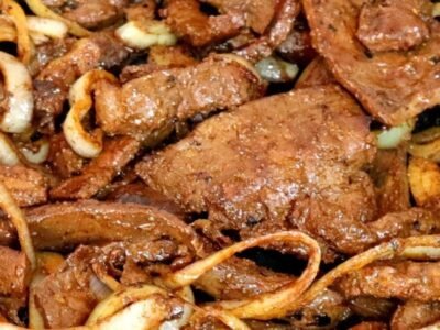 Quem não gosta de bife de fígado acebolado é porque não comeu do jeito certo, aprenda a fazer