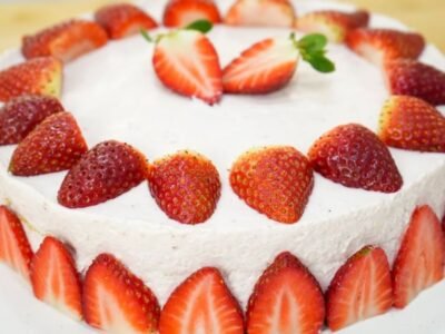 Bavaroise é conhecida por sua textura leve e aerada, semelhante a uma mousse, e é servida como uma sobremesa refinada