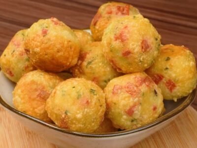 Bolinho de batata com salsicha é um salgado econômico em valor mas rico em sabor
